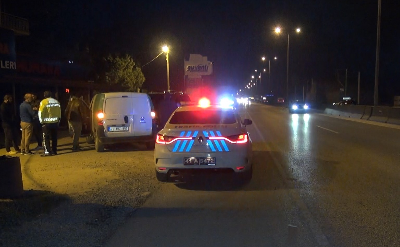 Kontrolden çıkan otomobil kütük dolu alana uçtu: 1 yaralı Kocaeli’nin Başiskele ilçesinde kontrolden çıkan otomobil kütüklerin istiflendiği alana uçtu. Kazada 1 kişi yaralandı. Kaza, gece saatlerinde D ...