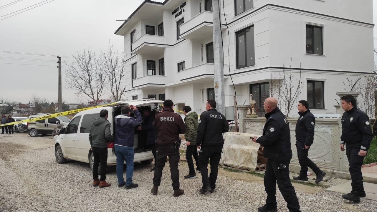 Köpek meselesi yüzünden karı-kocayı vuran kadın sosyal medya fenomeni çıktı Sakarya’nın Akyazı ilçesinde köpek meselesi yüzünden çıktığı iddia edilen ve subay olan eşinin silahıyla karı-kocayı yaralayan kadın sosyal medya ...