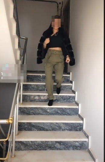 Köpek meselesi yüzünden karı-kocayı vuran kadın sosyal medya fenomeni çıktı Sakarya’nın Akyazı ilçesinde köpek meselesi yüzünden çıktığı iddia edilen ve subay olan eşinin silahıyla karı-kocayı yaralayan kadın sosyal medya ...