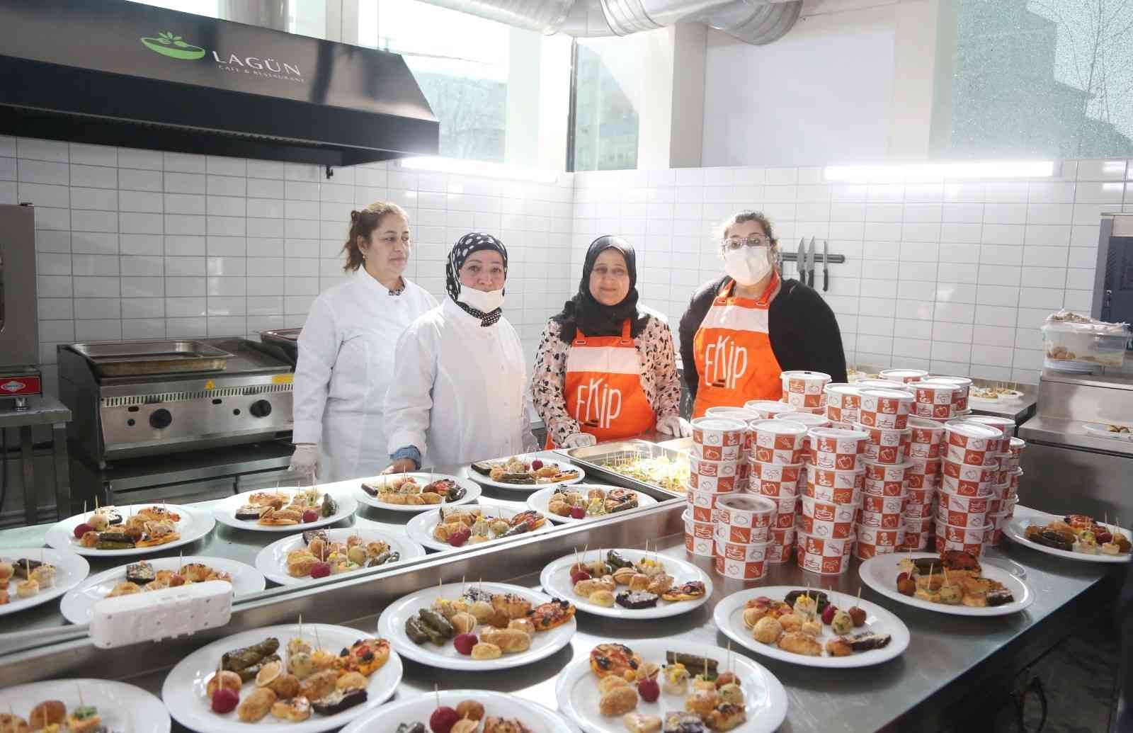 Küçükçekmece’de, hibe desteğiyle açılan kafede Türk vatandaşı ve mülteci kadınlardan oluşan 31 kadın iş sahibi oldu. Kafenin farklı alanlarında ...
