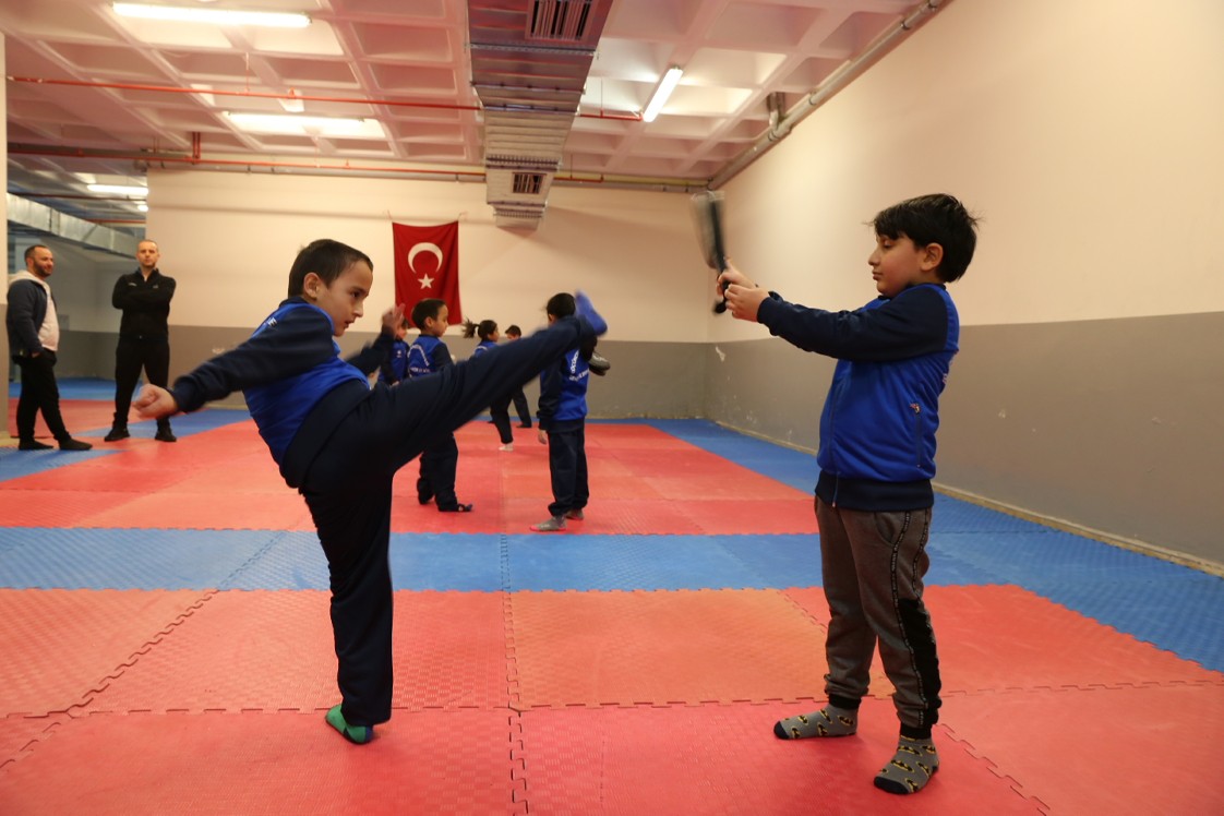 Küçükçekmece’de 7’den 70’e ücretsiz spor imkanı Basketboldan, voleybola, güreşten, jimnastiğe Küçükçekmece Belediyesi, yaz kış demeden 6-14 yaş aralığındaki tüm çocuklara sporun tam 19 ...