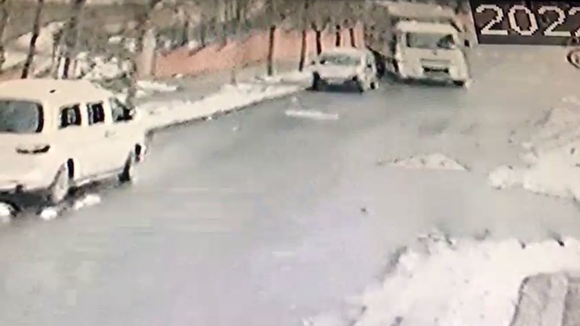 Küçükçekmece’de feci kaza kamerada: Freni boşalan kamyon sürüklediği otomobille birlikte binaya çarptı Küçükçekmece’de freni boşalan kamyon, iki otomobile çarptı. Kamyon sürüklediği otomobille birlikte bir binanın duvarına çarparak durdu. Binanın ...