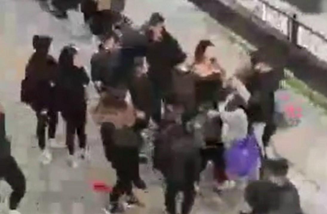 Küçükçekmece’de okul çıkışında liseli kızlar arasında bilinmeyen bir nedenle kavga çıktı. Birbirlerine yumruk atan kızları vatandaşlar güçlükle ...