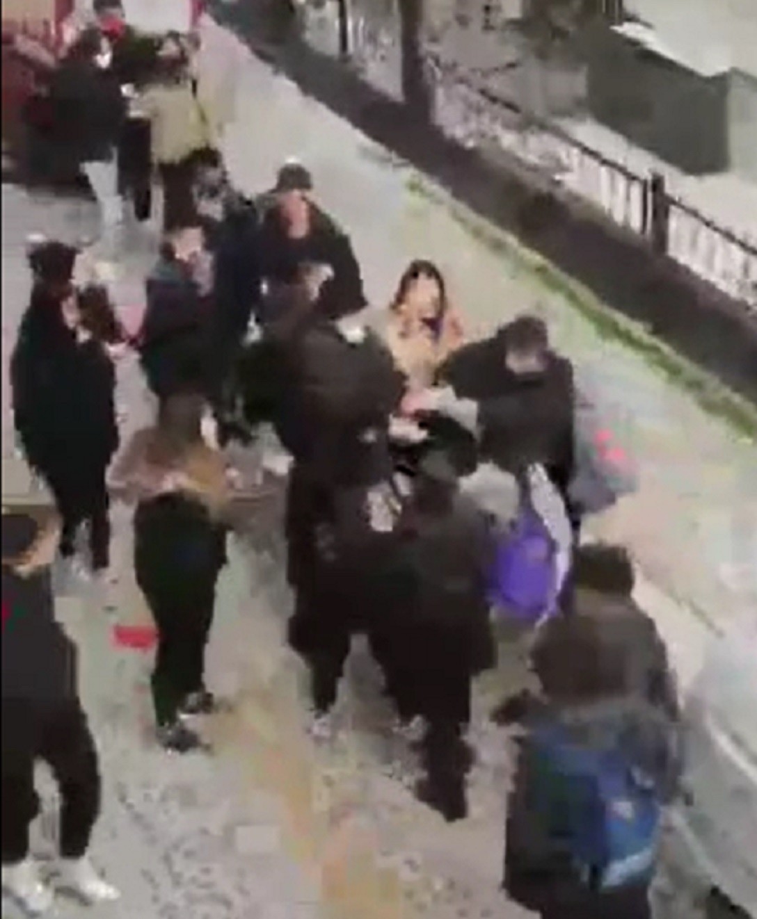 Küçükçekmece’de okul çıkışında liseli kızlar arasında bilinmeyen bir nedenle kavga çıktı. Birbirlerine yumruk atan kızları vatandaşlar güçlükle ...