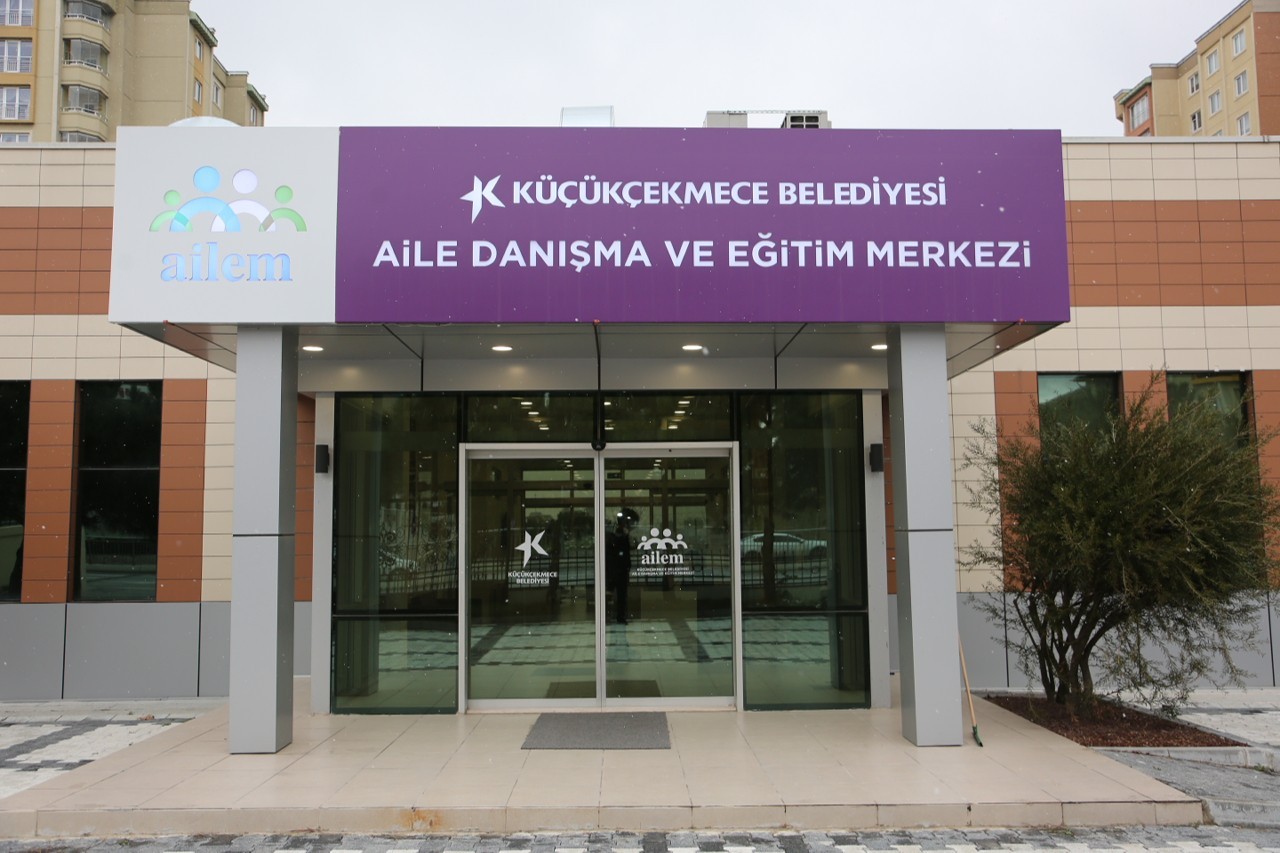 Küçükçekmece’de ücretsiz psikoterapi ve danışmanlık hizmeti Küçükçekmece Belediyesi Kadın Aile Hizmetleri Müdürlüğü bünyesinde faaliyet gösteren ‘Aile Danışmanlık ve Eğitim Merkezi’ ile ‘Bağımlılıkla ...