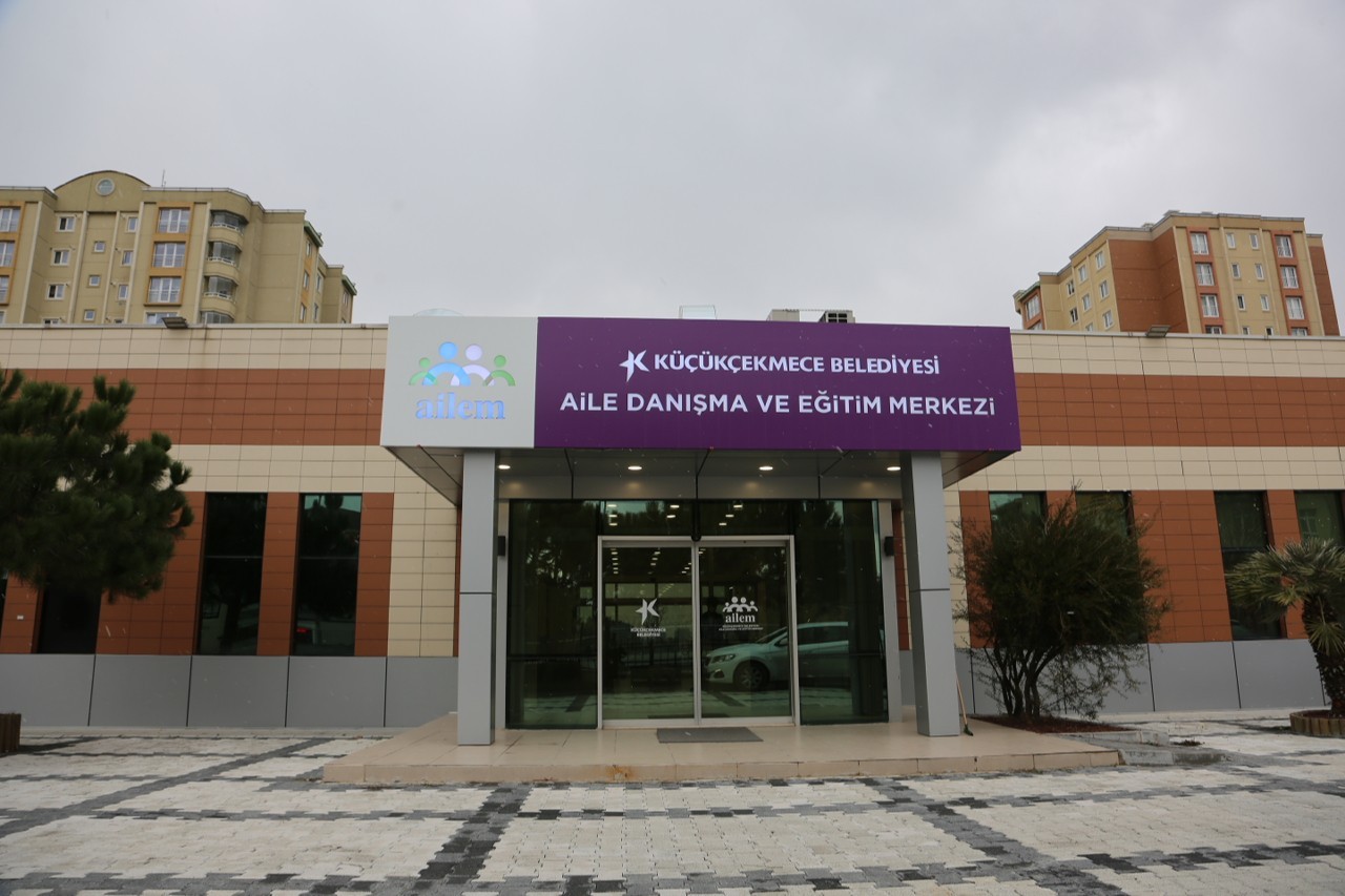 Küçükçekmece’de ücretsiz psikoterapi ve danışmanlık hizmeti Küçükçekmece Belediyesi Kadın Aile Hizmetleri Müdürlüğü bünyesinde faaliyet gösteren ‘Aile Danışmanlık ve Eğitim Merkezi’ ile ‘Bağımlılıkla ...