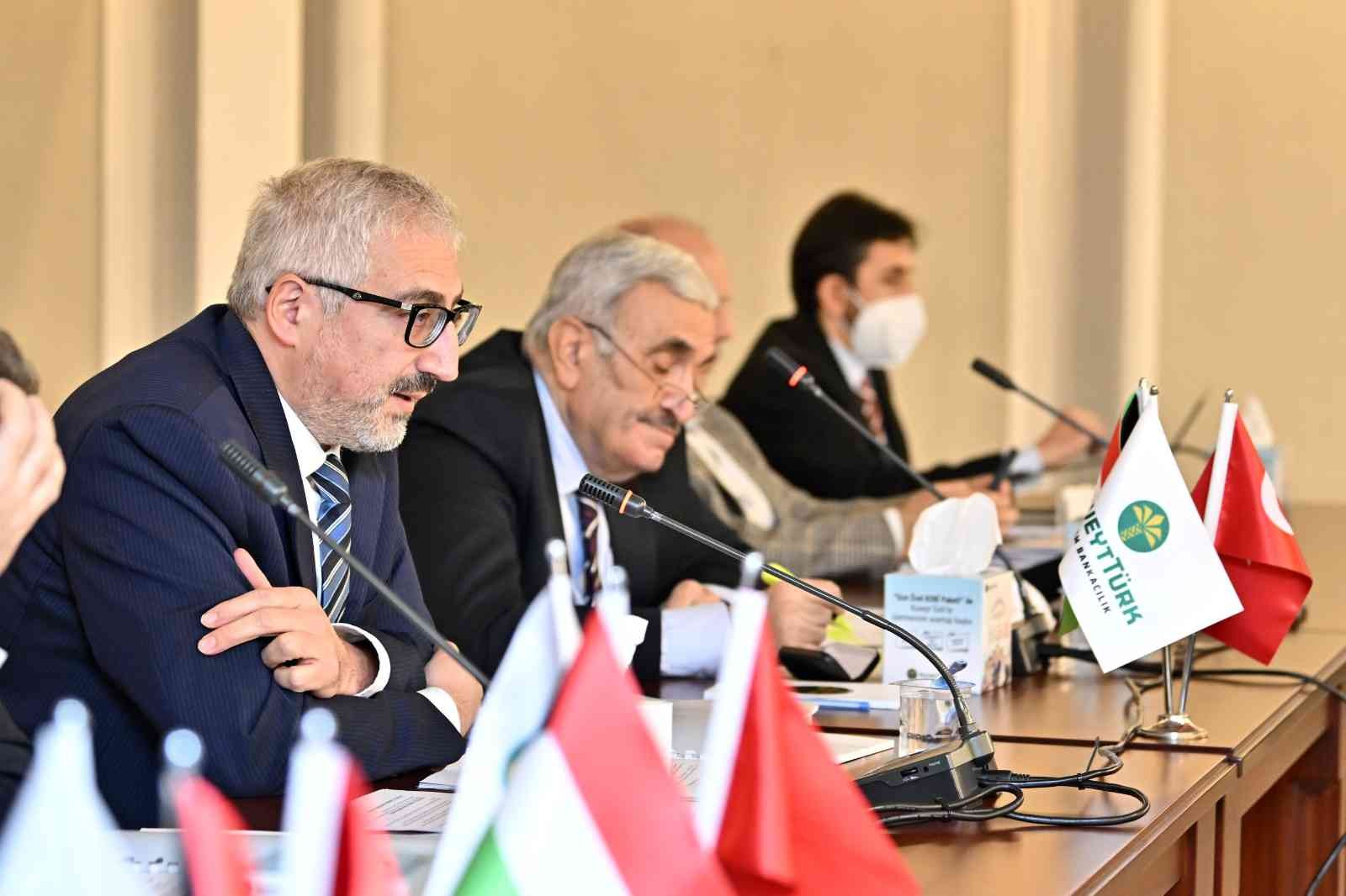 Türkiye’nin öncü katılım finans kuruluşlarından Kuveyt Türk, 2022 yılı genel kurul toplantısını, üst yönetimin ve hissedarların katılımıyla yaptı ...