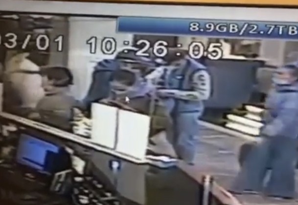 İstanbul Laleli’de bulunan bir otele müşteri kılığında giren şüpheliler, bebek arabasının üstünde bulunan el çantasını çalarak kayıplara karıştı ...