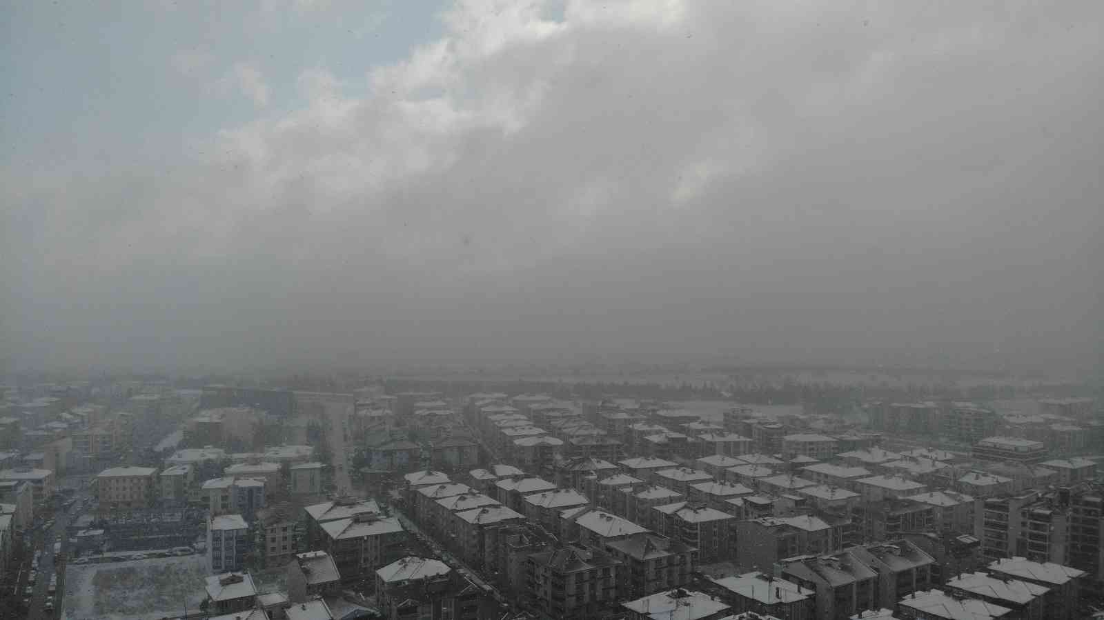 Lapa lapa yağan kar havadan görüntülendi Meteorolojinin uyarılarının ardından Balıkesir’in birçok ilçesinde etkili olmaya başlayan kar yağışı, dron ile görüntülendi. Sabah saatlerinde ...