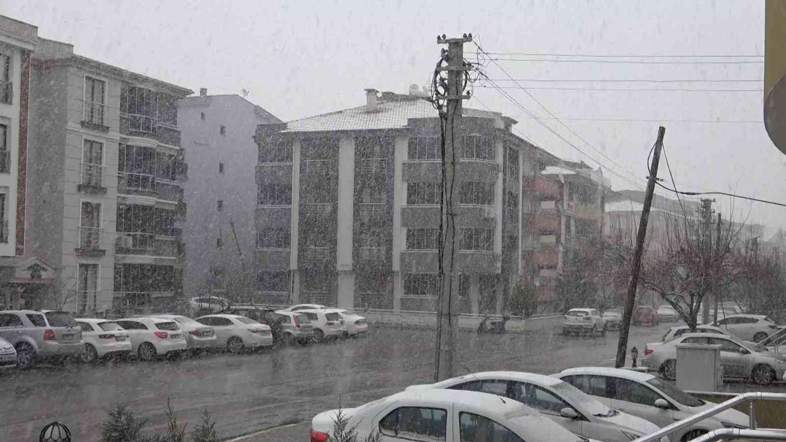 Lapa lapa yağan kar havadan görüntülendi Meteorolojinin uyarılarının ardından Balıkesir’in birçok ilçesinde etkili olmaya başlayan kar yağışı, dron ile görüntülendi. Sabah saatlerinde ...