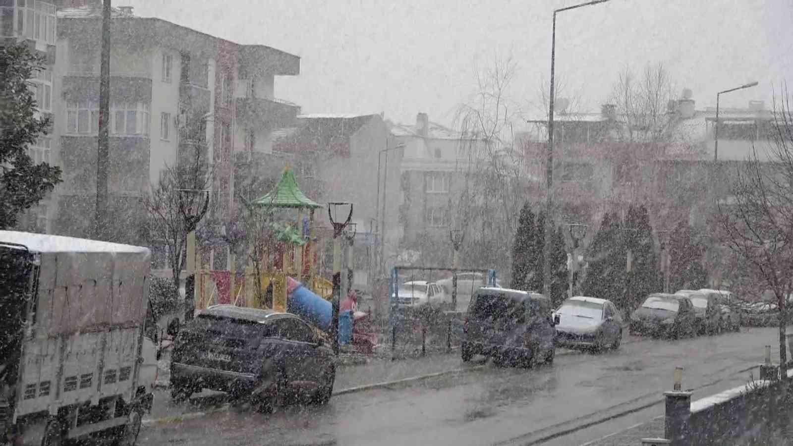 Lapa lapa yağan kar havadan görüntülendi Meteorolojinin uyarılarının ardından Balıkesir’in birçok ilçesinde etkili olmaya başlayan kar yağışı, dron ile görüntülendi. Sabah saatlerinde ...