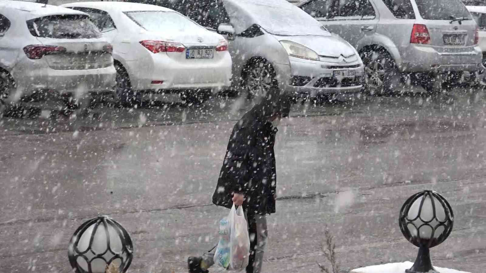 Lapa lapa yağan kar havadan görüntülendi Meteorolojinin uyarılarının ardından Balıkesir’in birçok ilçesinde etkili olmaya başlayan kar yağışı, dron ile görüntülendi. Sabah saatlerinde ...