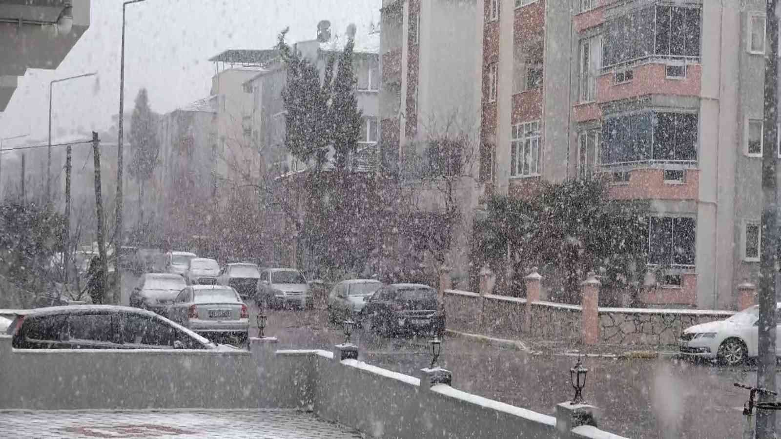 Lapa lapa yağan kar havadan görüntülendi Meteorolojinin uyarılarının ardından Balıkesir’in birçok ilçesinde etkili olmaya başlayan kar yağışı, dron ile görüntülendi. Sabah saatlerinde ...