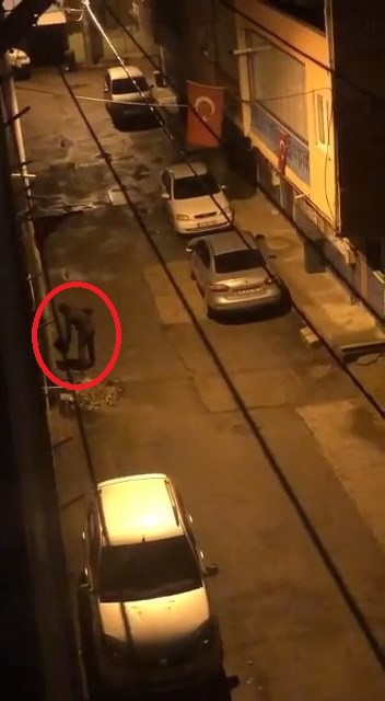 Bursa’da zincir ile aydınlatma direğine bağlı olan çöp kovalarını demir makasla çalmaya çalışan şüpheli, mahalle sakinleri tarafından cep telefon ...