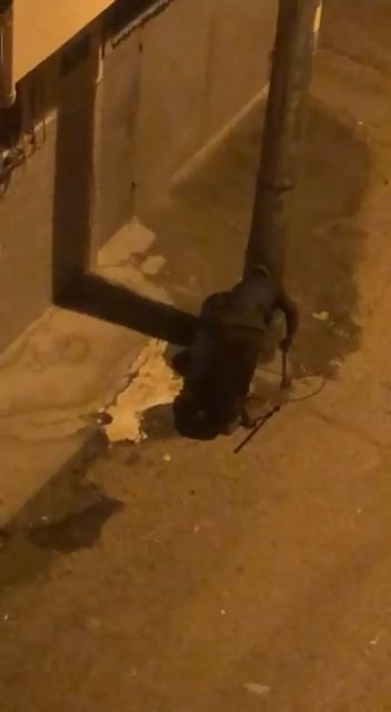 Bursa’da zincir ile aydınlatma direğine bağlı olan çöp kovalarını demir makasla çalmaya çalışan şüpheli, mahalle sakinleri tarafından cep telefon ...