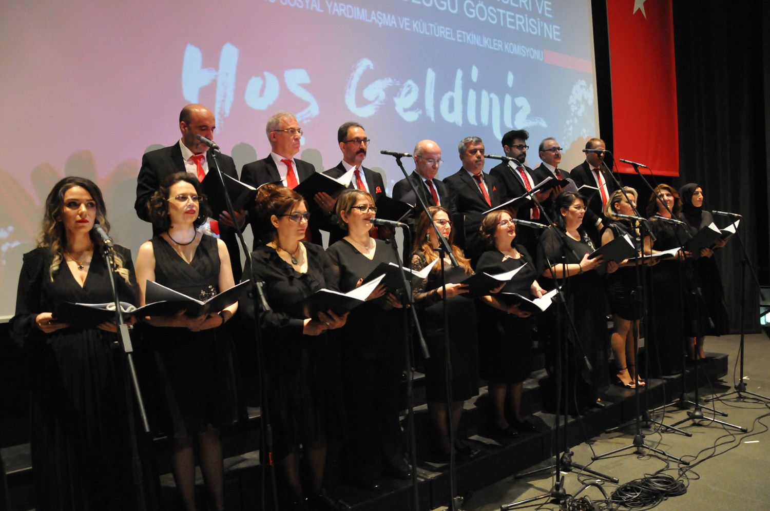 Mali müşavirler hem göze hem kulağa hitap etti Bursa Serbest Muhasebeci Mali Müşavirler Odası’nın (BSMMMO) meslek mensuplarından oluşan Türk Halk Müziği Korosu ile Halk Dansları Topluluğu ...