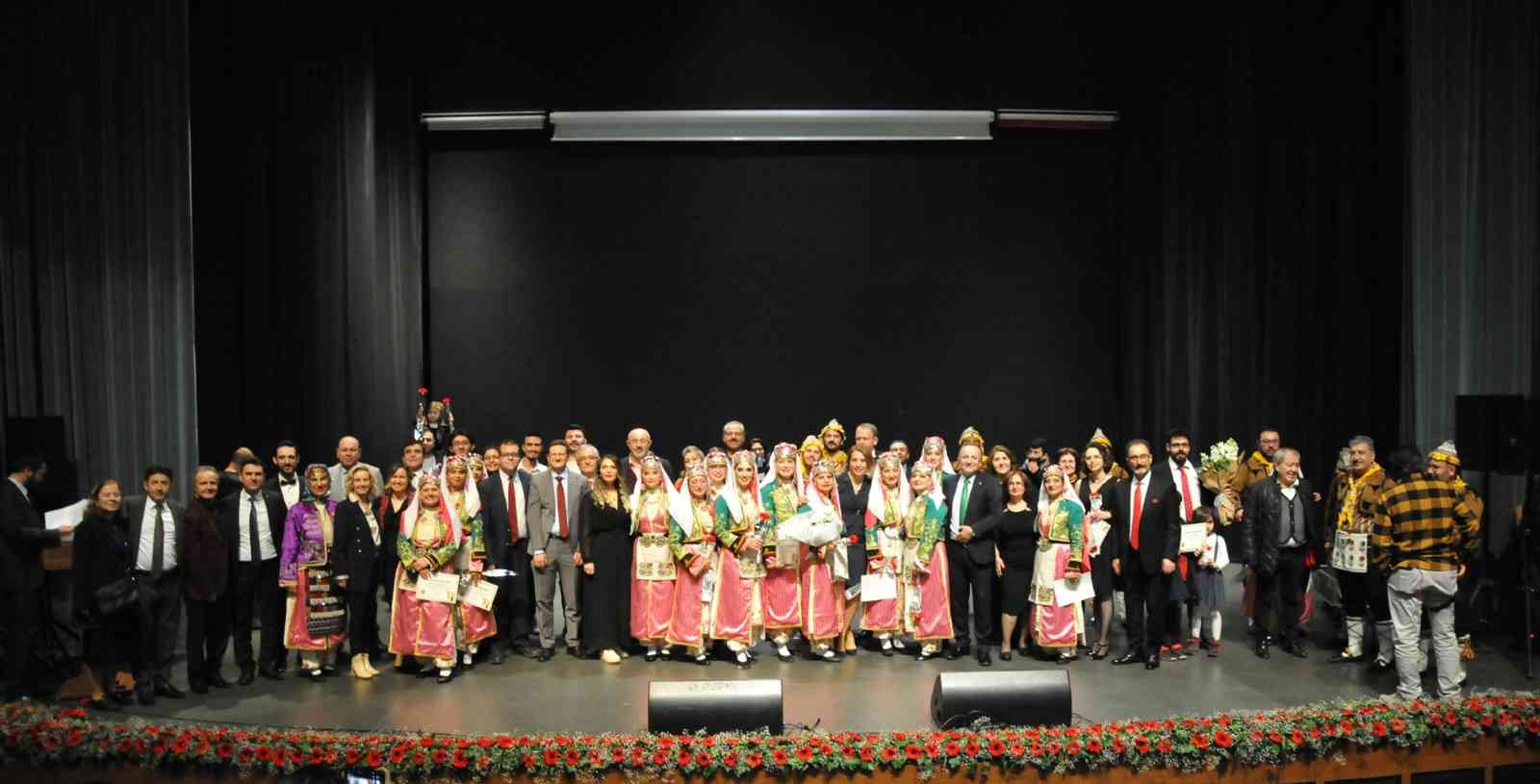 Mali müşavirler hem göze hem kulağa hitap etti Bursa Serbest Muhasebeci Mali Müşavirler Odası’nın (BSMMMO) meslek mensuplarından oluşan Türk Halk Müziği Korosu ile Halk Dansları Topluluğu ...