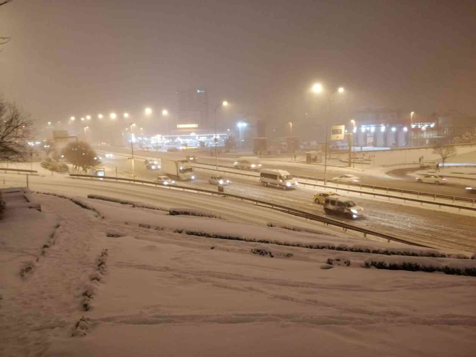 Maltepe’de etkisini arttıran kar yağışı sonrası E-5 buz tuttu. Sürücüler yolda patinaj yaparak güçlükle ilerledi. İstanbul’da kar yağışı akşam ...