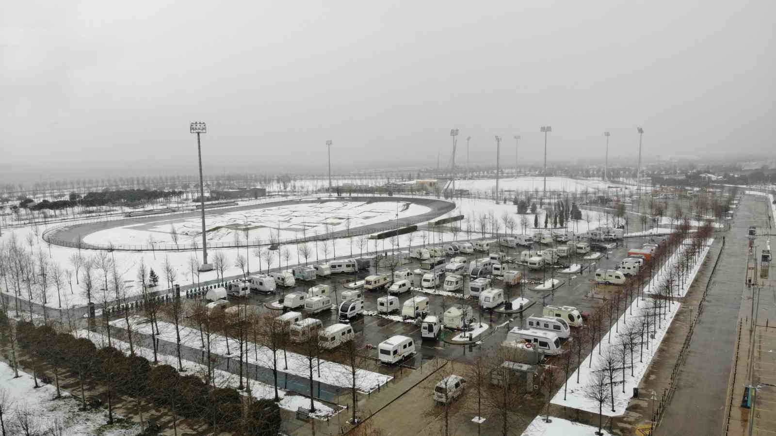 Maltepe sahilde kaldıkları karavanlarda karın keyfini çıkarıyorlar Maltepe sahil alanında bulunan Karavan Parkı’nda karavanlarda yaşayan onlarca vatandaş, denizin yakınında kaldıkları manzara eşliğinde karın ...