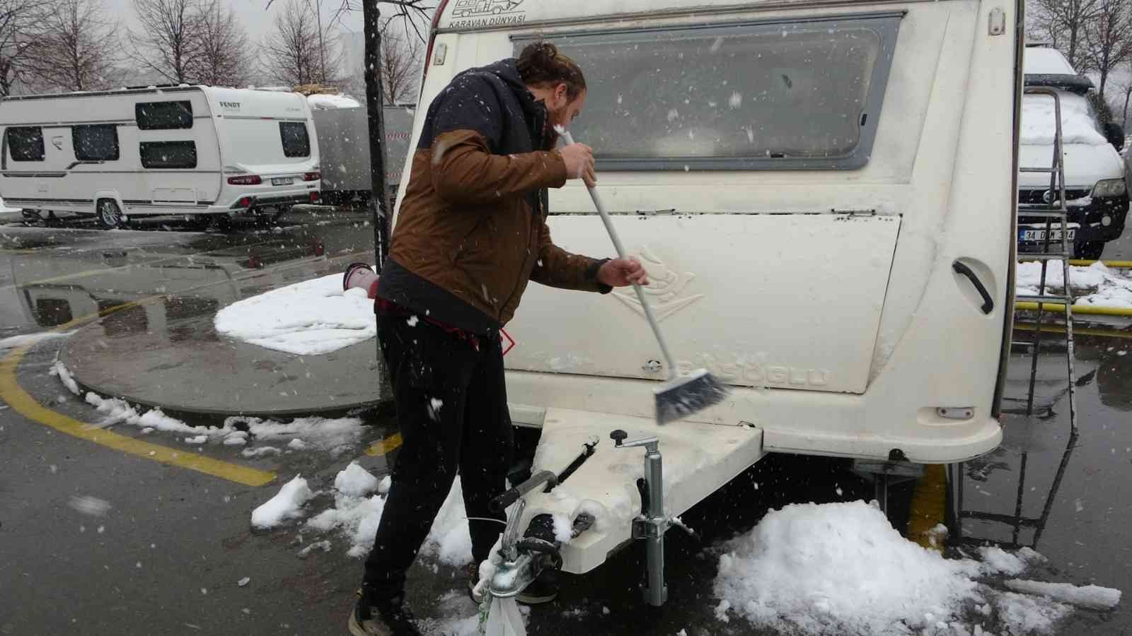 Maltepe sahilde kaldıkları karavanlarda karın keyfini çıkarıyorlar Maltepe sahil alanında bulunan Karavan Parkı’nda karavanlarda yaşayan onlarca vatandaş, denizin yakınında kaldıkları manzara eşliğinde karın ...