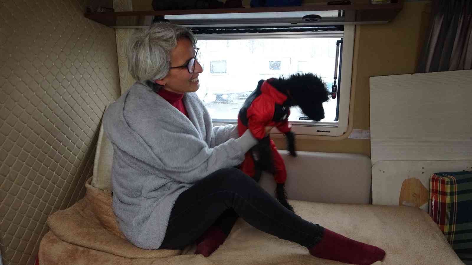 Maltepe sahilde kaldıkları karavanlarda karın keyfini çıkarıyorlar Maltepe sahil alanında bulunan Karavan Parkı’nda karavanlarda yaşayan onlarca vatandaş, denizin yakınında kaldıkları manzara eşliğinde karın ...