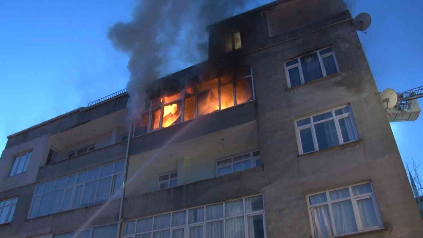 Maltepe’de bir apartman dairesinde yangın çıktı. Alevlere teslim olan dairede yaşayan 3 kişiyi itfaiye ekipleri kurtardı. Olay yerine gelen bazı ...