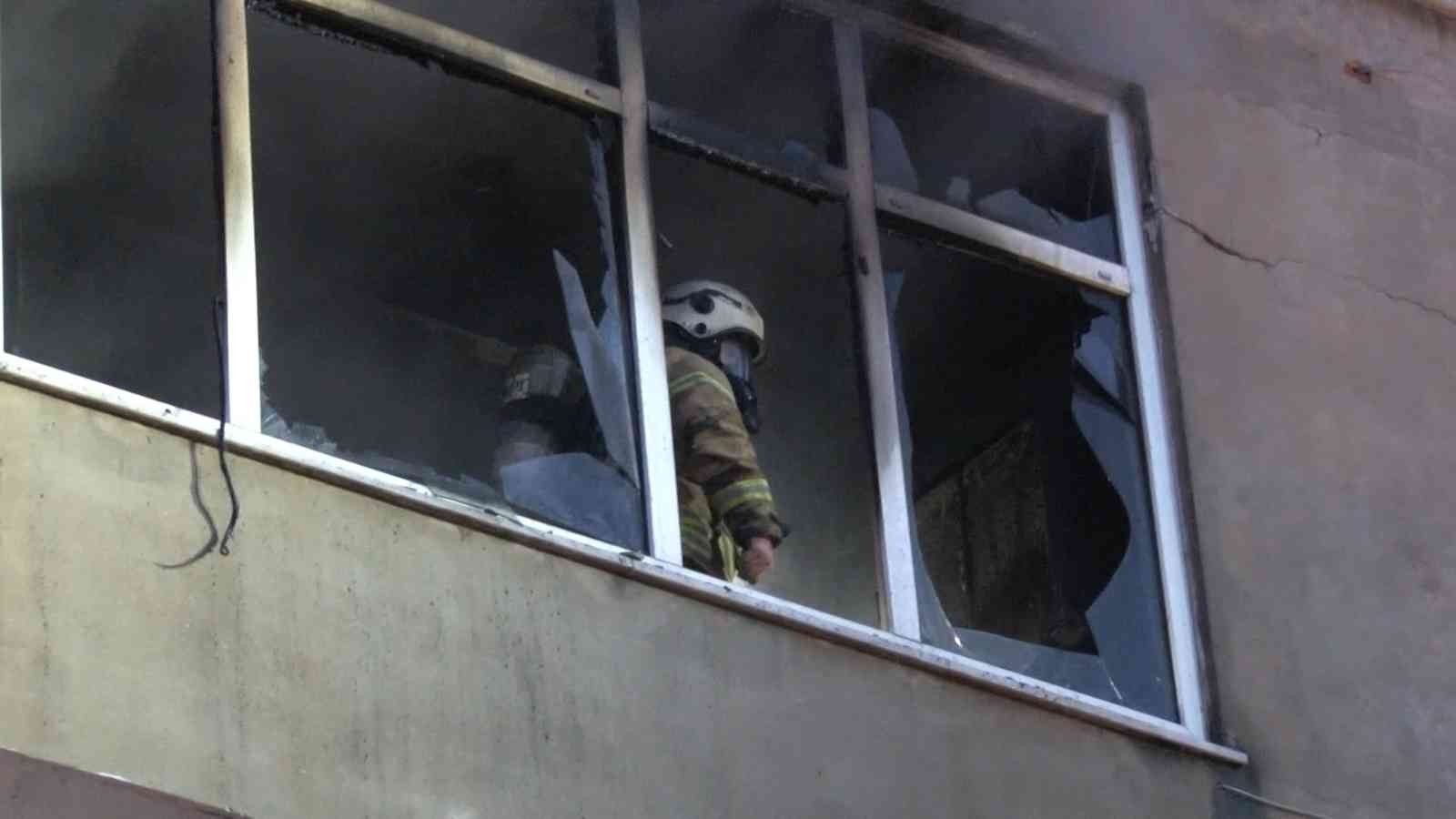 Maltepe’de bir apartman dairesinde yangın çıktı. Alevlere teslim olan dairede yaşayan 3 kişiyi itfaiye ekipleri kurtardı. Olay yerine gelen bazı ...