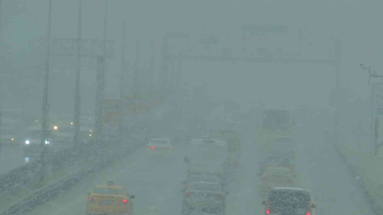 Maltepe’de ani başlayan kar yağısı sise neden oldu, E-5’te sürücüler ilerlemekte zorlandı İstanbul’da bu gün de erken saatlerden itibaren kar yağışı etkisini gösteriyor. Anadolu Yakası ilçelerinden Maltepe’de E-5 karayolu ve çevresinde ...