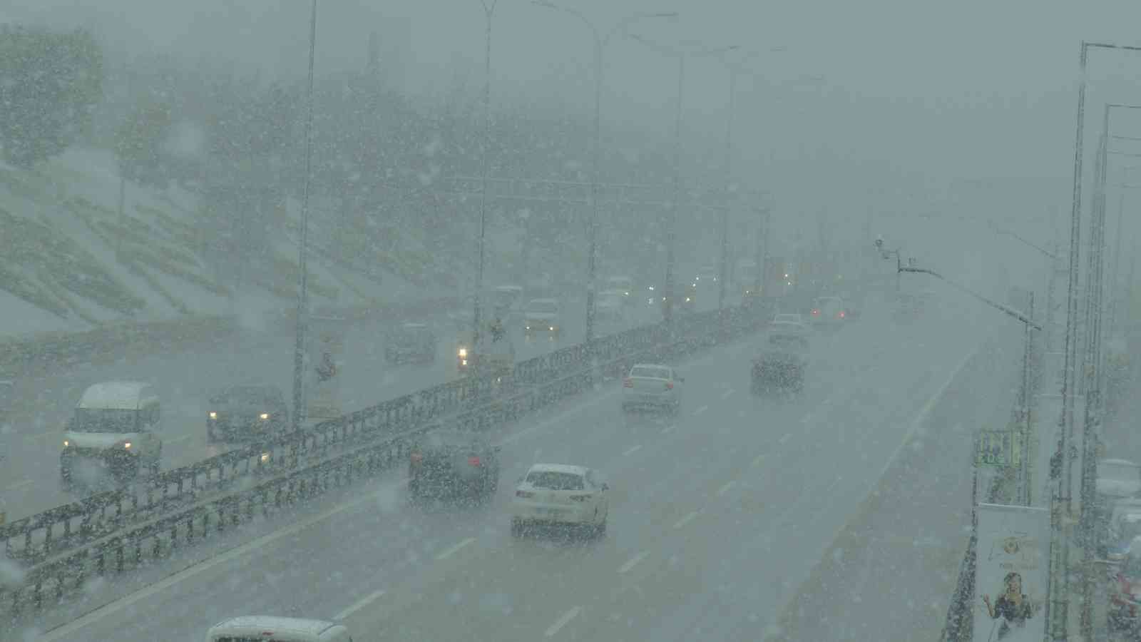 Maltepe’de ani başlayan kar yağısı sise neden oldu, E-5’te sürücüler ilerlemekte zorlandı İstanbul’da bu gün de erken saatlerden itibaren kar yağışı etkisini gösteriyor. Anadolu Yakası ilçelerinden Maltepe’de E-5 karayolu ve çevresinde ...
