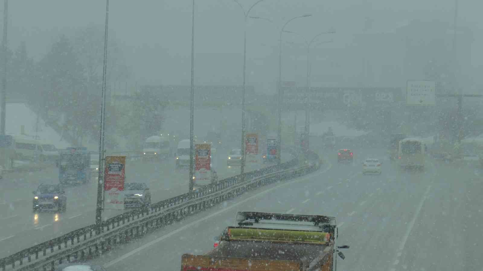 Maltepe’de ani başlayan kar yağısı sise neden oldu, E-5’te sürücüler ilerlemekte zorlandı İstanbul’da bu gün de erken saatlerden itibaren kar yağışı etkisini gösteriyor. Anadolu Yakası ilçelerinden Maltepe’de E-5 karayolu ve çevresinde ...