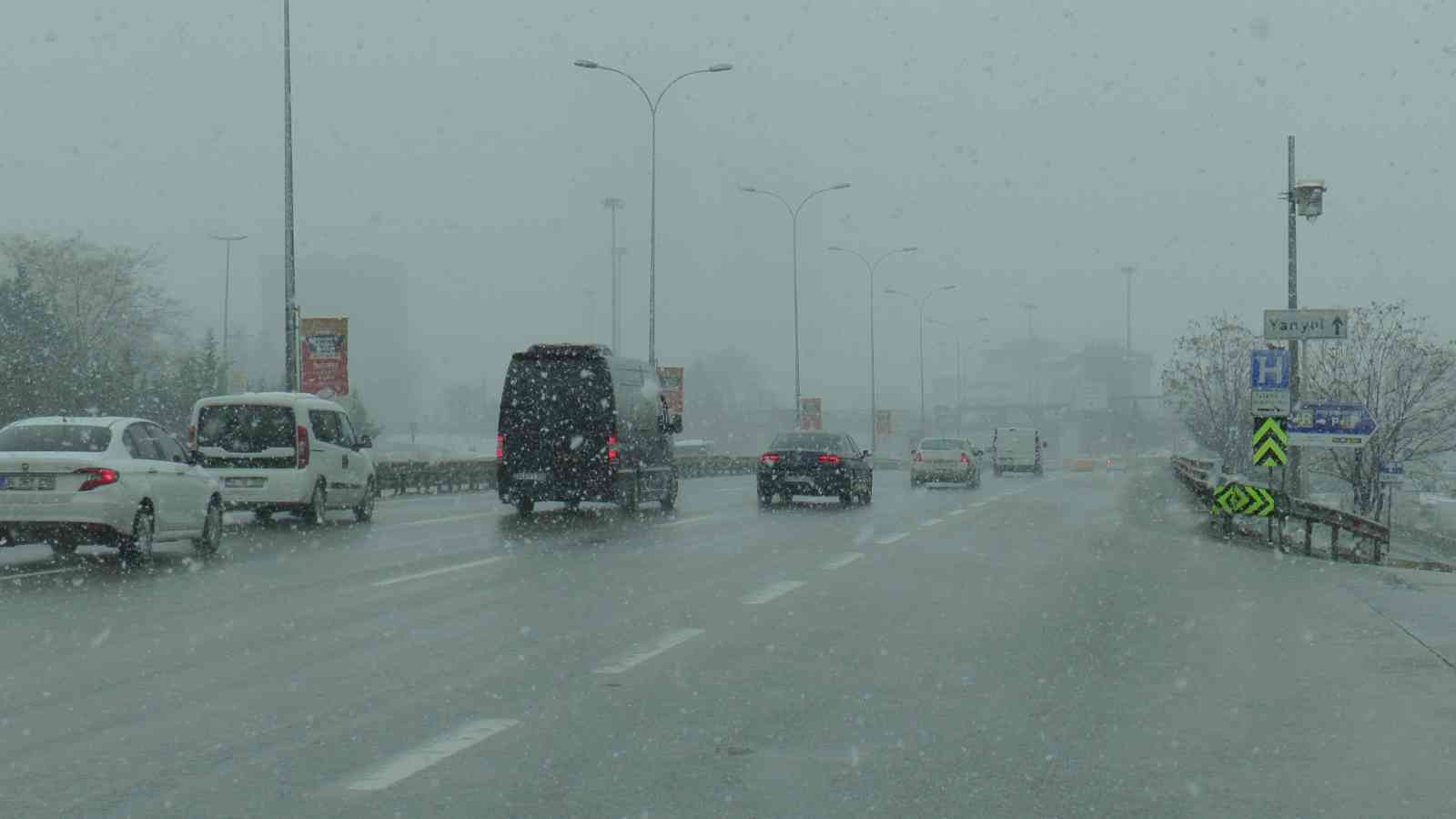 Maltepe’de ani başlayan kar yağısı sise neden oldu, E-5’te sürücüler ilerlemekte zorlandı İstanbul’da bu gün de erken saatlerden itibaren kar yağışı etkisini gösteriyor. Anadolu Yakası ilçelerinden Maltepe’de E-5 karayolu ve çevresinde ...