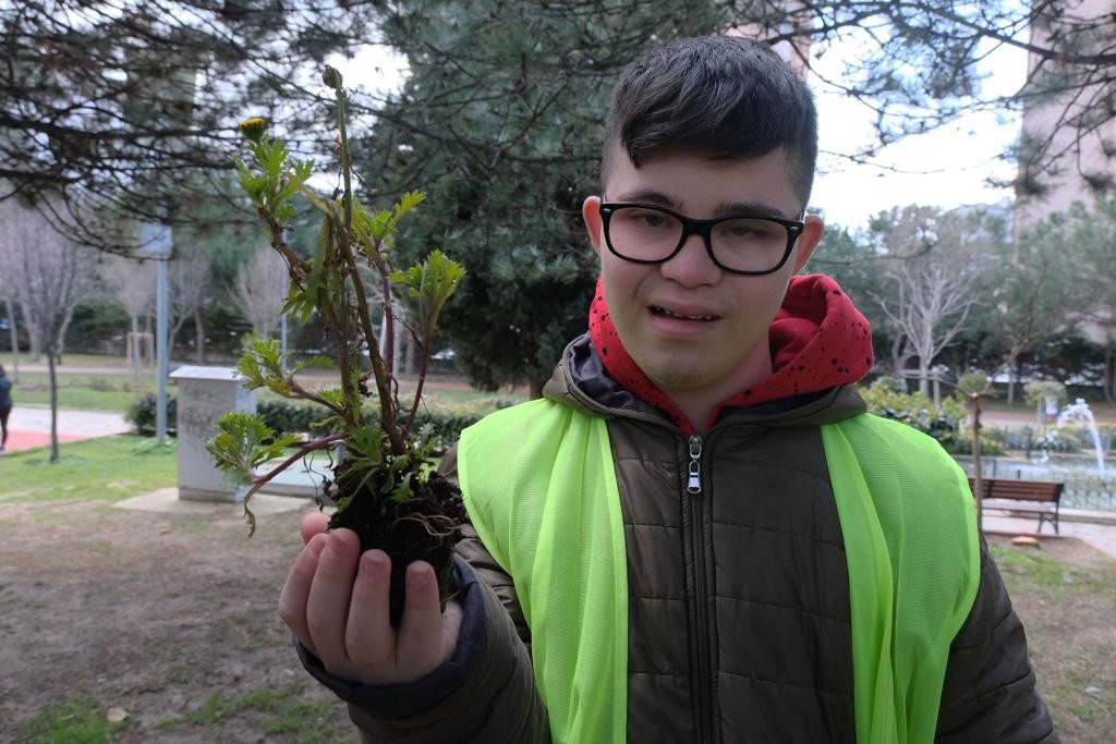 Maltepe’de Down Sendromu Farkındalık Günü’nde anlamlı etkinlik Maltepe’de 21 Mart Dünya Down Sendromu Farkındalık Günü’nde düzenlenen organizasyonda down sendromlu çocuklar uygulamalı çiçek ekimi eğitiminde ...