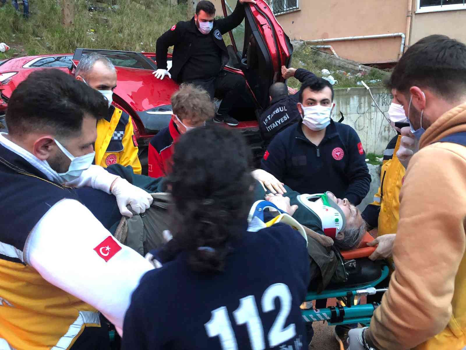 Maltepe’de dik rampada geri kaçan otomobil 25 metreden çocuk oyun parkına uçtu. Otomobilde sıkışan 4 kişi itfaiye ekipleri tarafından ...