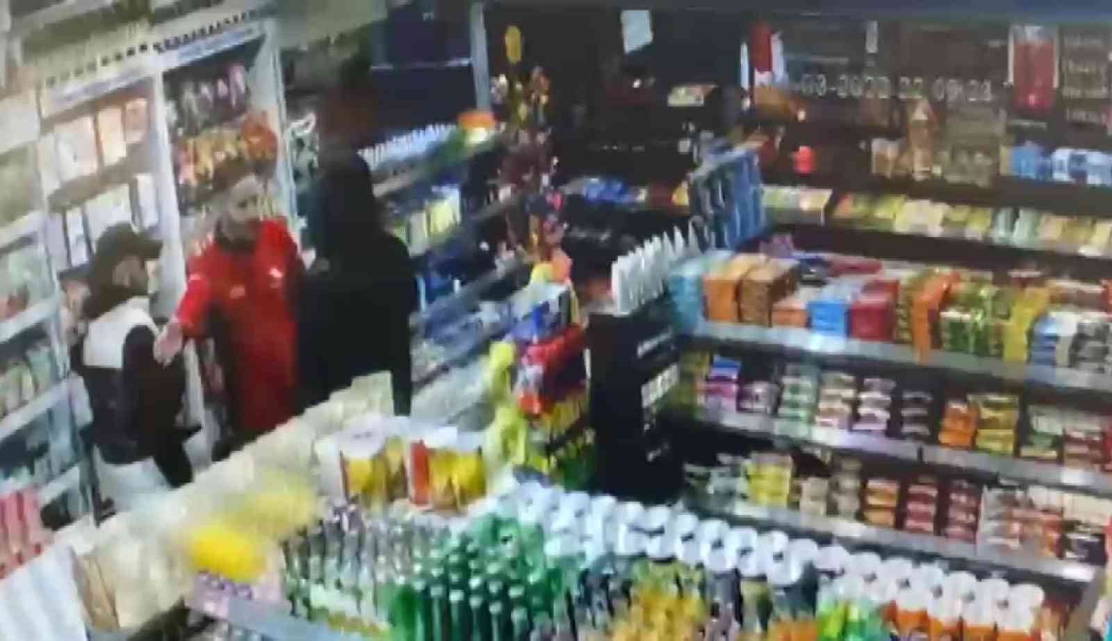 Maltepe’de bir benzin istasyonunun market kısmına gelen 2 kişiden biri çalışanı oyalarken diğeri de şarj aparatı çalmaya çalıştı. Görevlinin ...