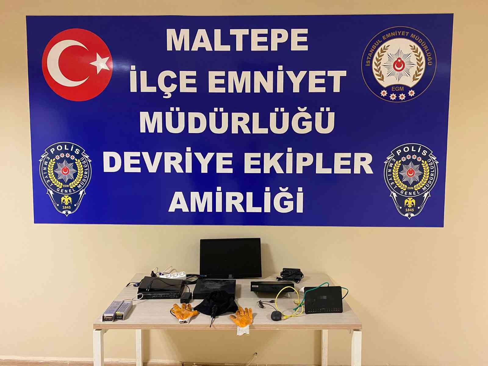 Maltepe’de kamera kayıt cihazı çalan şahıs güvenlik kameralarına yakalandı Maltepe’de farklı tarihlerde girdiği yerlerde güvenlik kamerası kayıt cihazı çalan şahıs polisin takibi sonucu yakalandı. Çaldığı cihazlarla ...