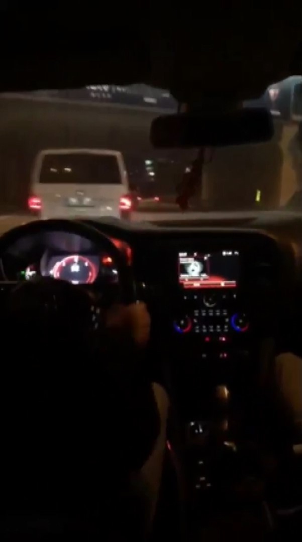 Maltepe’de makas atan sürücü o anları sosyal medyada paylaştı Maltepe D-100 karayolu üzerinde aşırı hız yapan sürücü makas atarak ilerledi. Trafiği tehlikeye atan sürücü o anları sosyal medyada paylaştı ...