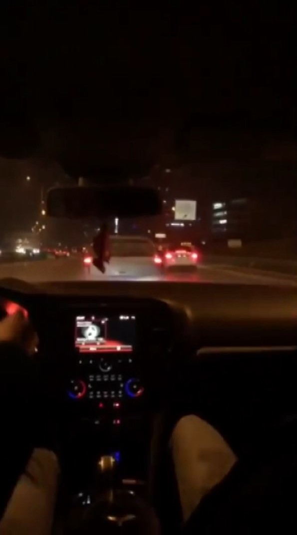 Maltepe’de makas atan sürücü o anları sosyal medyada paylaştı Maltepe D-100 karayolu üzerinde aşırı hız yapan sürücü makas atarak ilerledi. Trafiği tehlikeye atan sürücü o anları sosyal medyada paylaştı ...