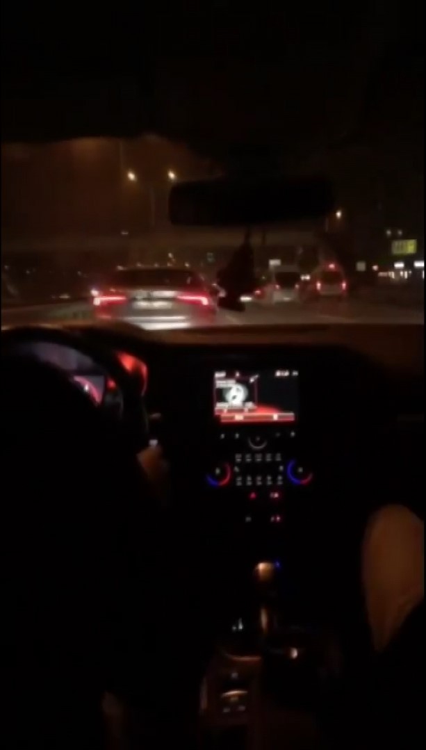 Maltepe’de makas atan sürücü o anları sosyal medyada paylaştı Maltepe D-100 karayolu üzerinde aşırı hız yapan sürücü makas atarak ilerledi. Trafiği tehlikeye atan sürücü o anları sosyal medyada paylaştı ...