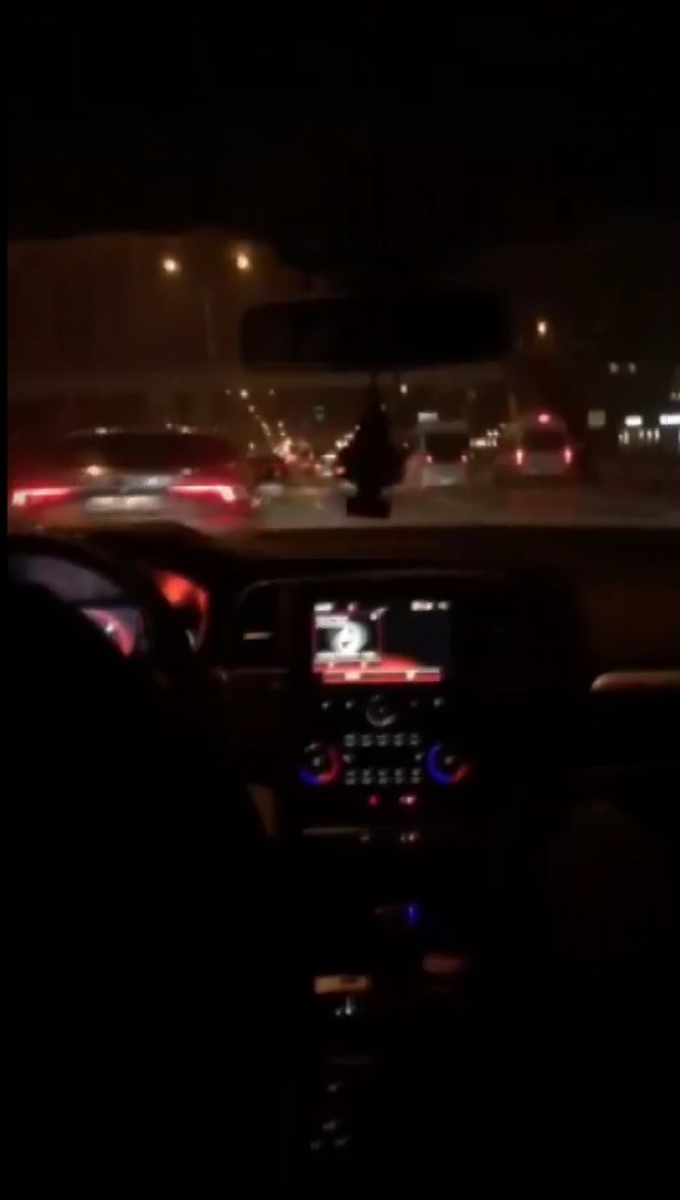 Maltepe’de makas atan sürücü o anları sosyal medyada paylaştı Maltepe D-100 karayolu üzerinde aşırı hız yapan sürücü makas atarak ilerledi. Trafiği tehlikeye atan sürücü o anları sosyal medyada paylaştı ...