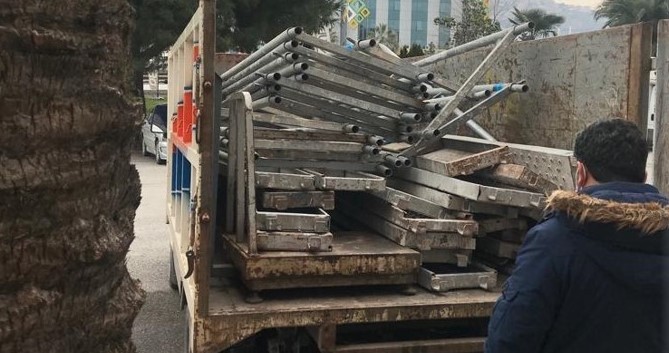 Maltepe’de bir mobilyacı dükkanından 30 bin TL değerindeki iskele demirlerini çaldığı iddiasıyla gözaltına alınan 4 şüpheliden 1’i tutuklanarak ...