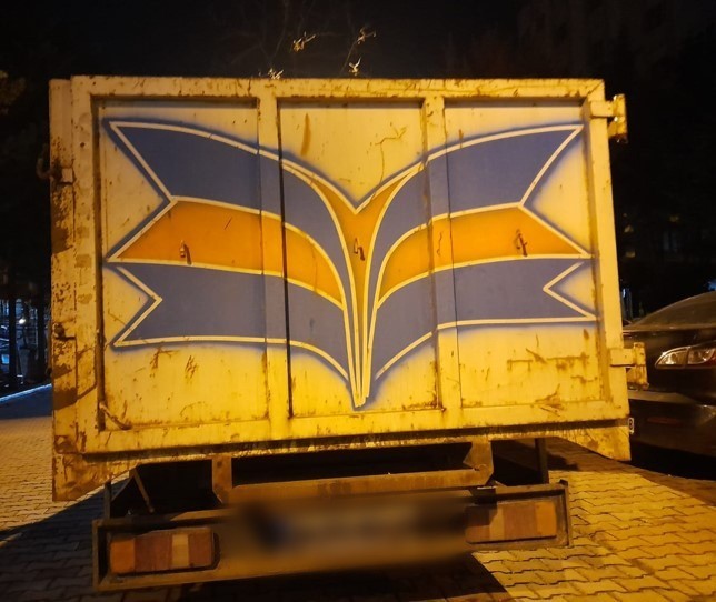 Maltepe’de bir mobilyacı dükkanından 30 bin TL değerindeki iskele demirlerini çaldığı iddiasıyla gözaltına alınan 4 şüpheliden 1’i tutuklanarak ...