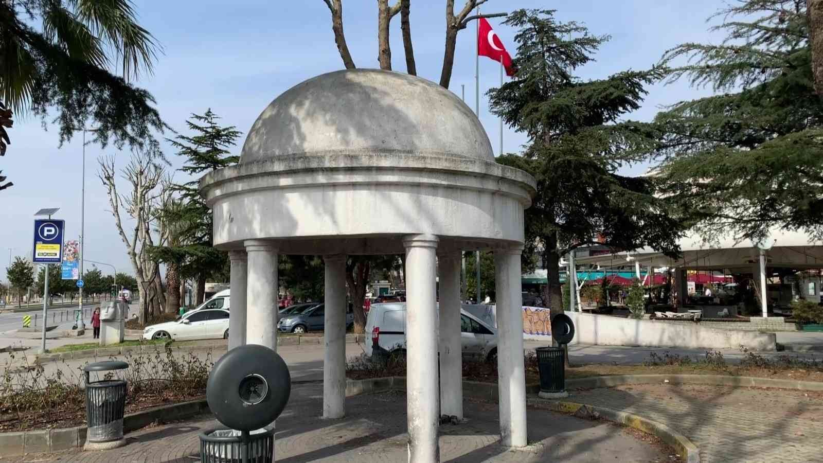 Maltepe’de otopark alanında kalan Bakireler Tapınağı görenleri şaşkına çeviriyor Maltepe’de bulunan ve yapımı 1953 yılına dayanan Bakireler Tapınağı ya da diğer adıyla Bakireler Anıtı, ilk yapıldığında kıyıdan 50 metre ...