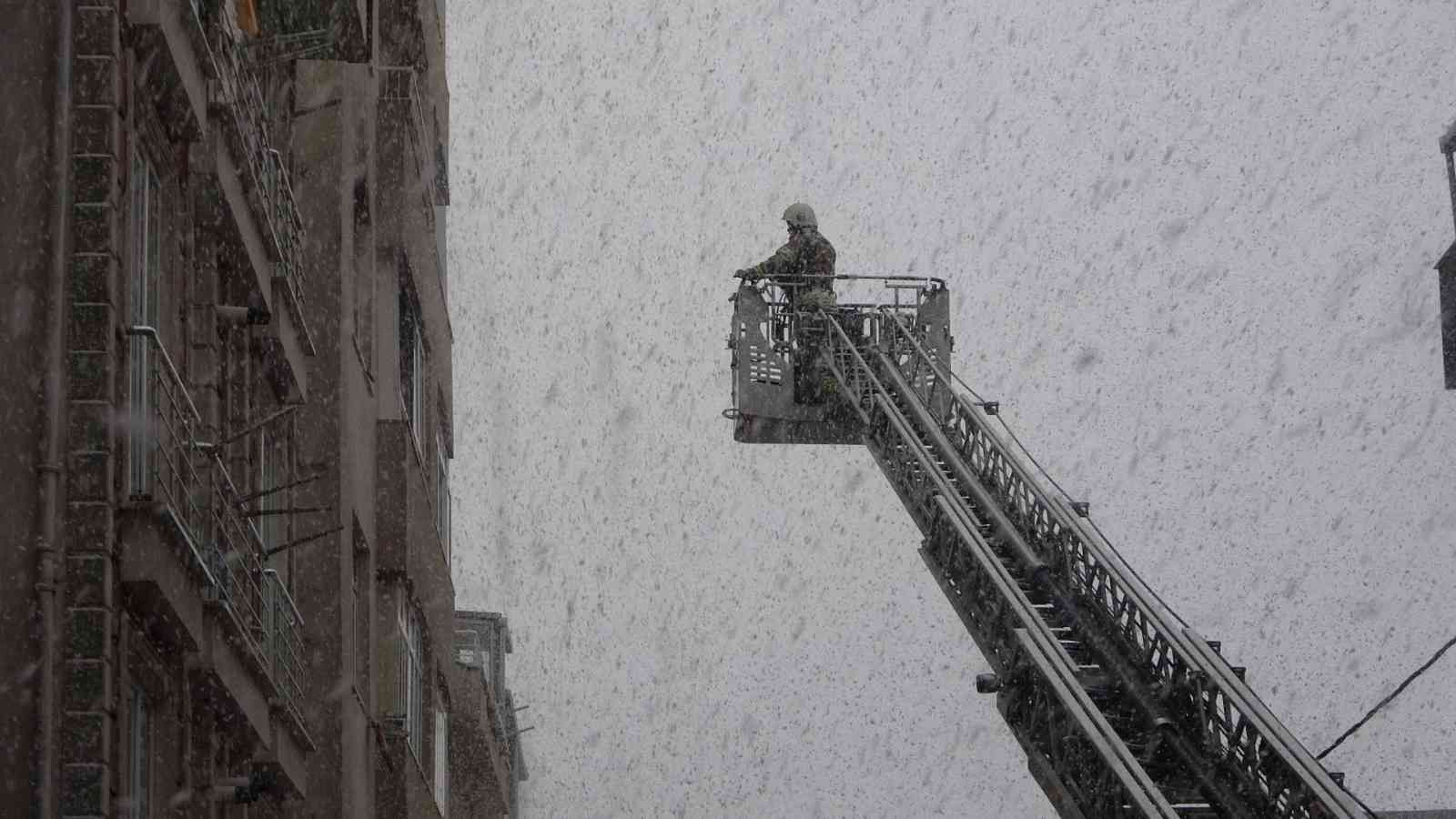Maltepe’de yangın çıkan evde mahsur kalan 2 kişi kurtarıldı Maltepe’de 8 katlı binanın 4’üncü katındaki evde elektrik kontağından kaynaklanan yangın çıktı. Alevlerin yükseldiği yangında, dairede mahsur ...