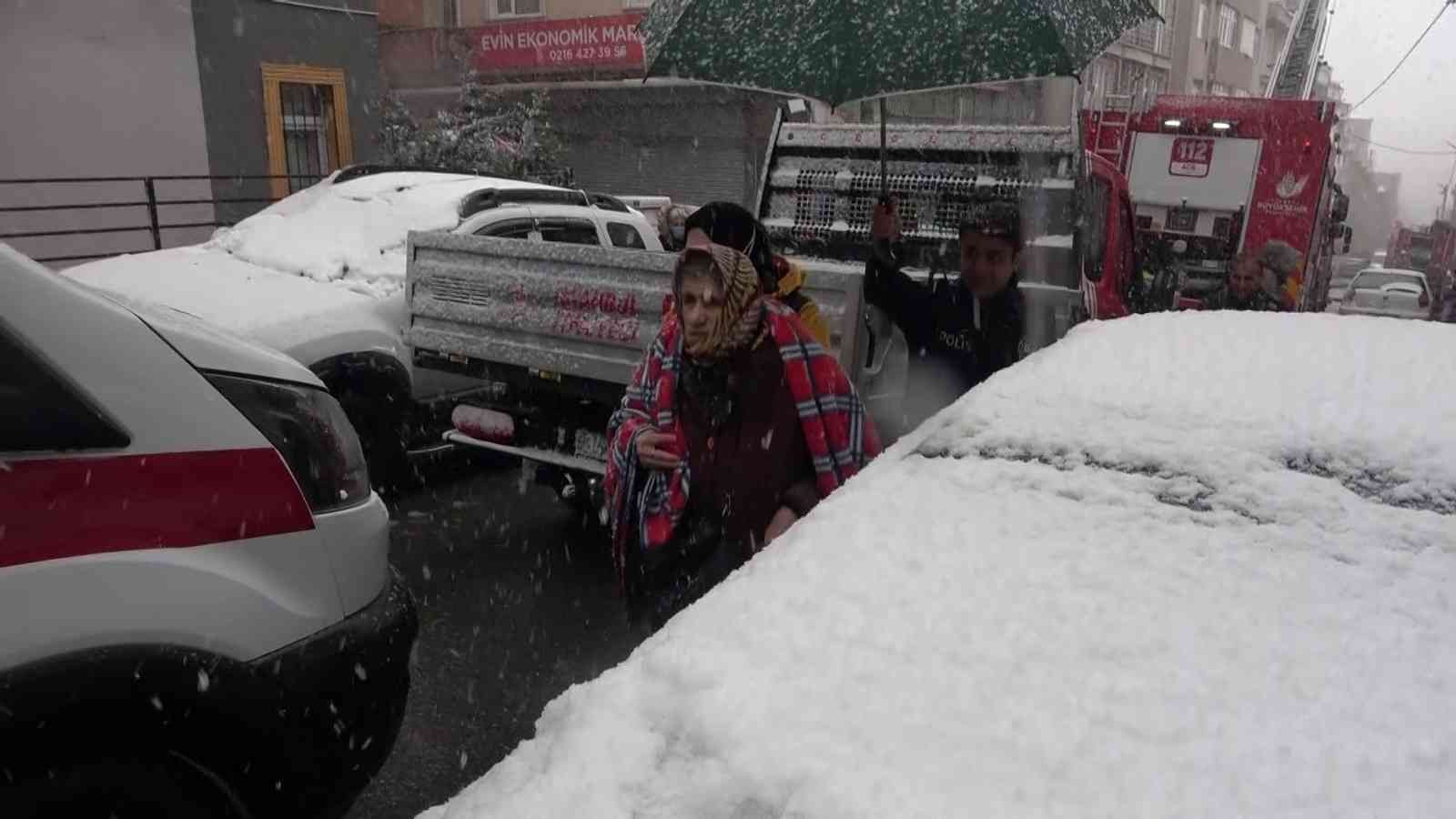 Maltepe’de yangın çıkan evde mahsur kalan 2 kişi kurtarıldı Maltepe’de 8 katlı binanın 4’üncü katındaki evde elektrik kontağından kaynaklanan yangın çıktı. Alevlerin yükseldiği yangında, dairede mahsur ...