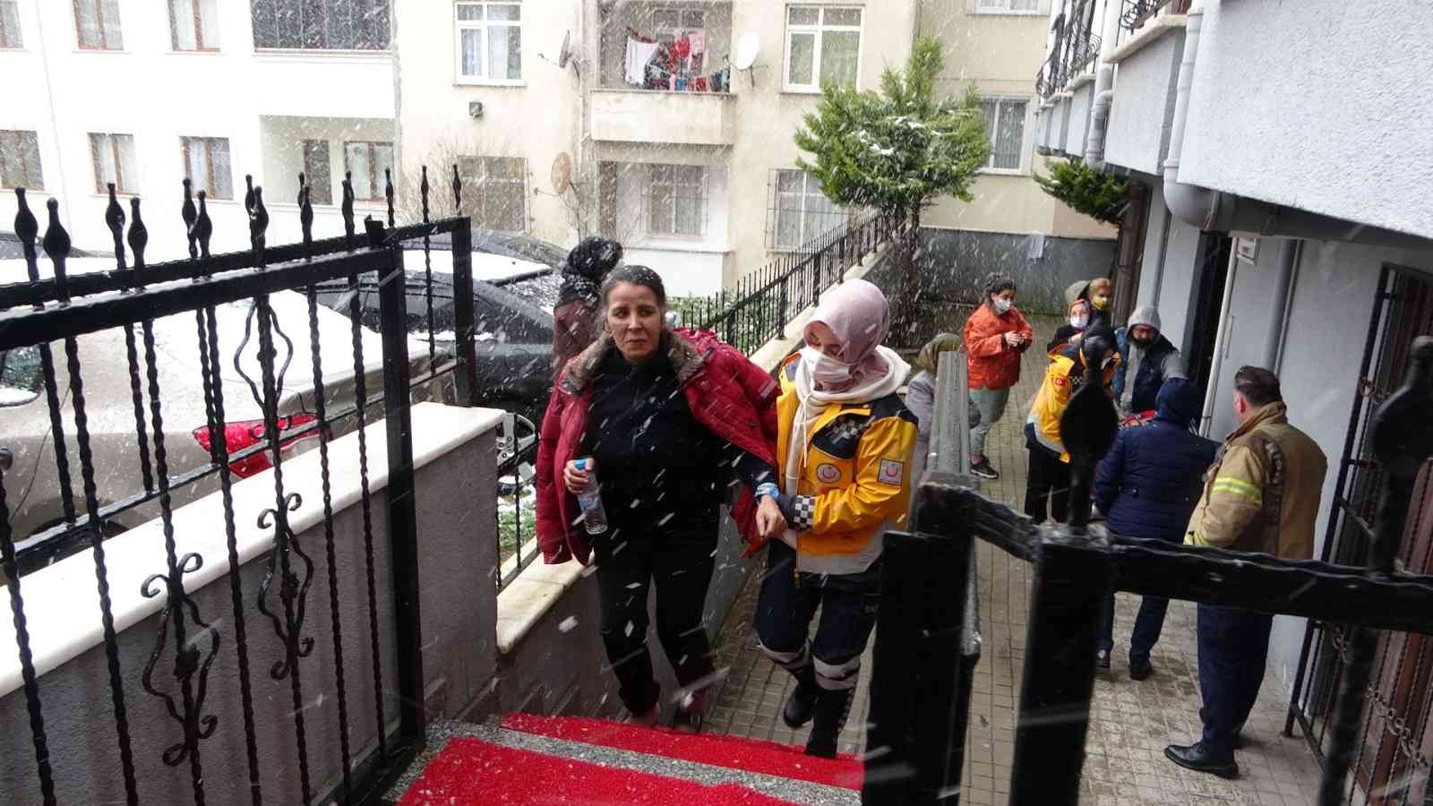 Maltepe’de yangın çıkan evde mahsur kalan 2 kişi kurtarıldı Maltepe’de 8 katlı binanın 4’üncü katındaki evde elektrik kontağından kaynaklanan yangın çıktı. Alevlerin yükseldiği yangında, dairede mahsur ...