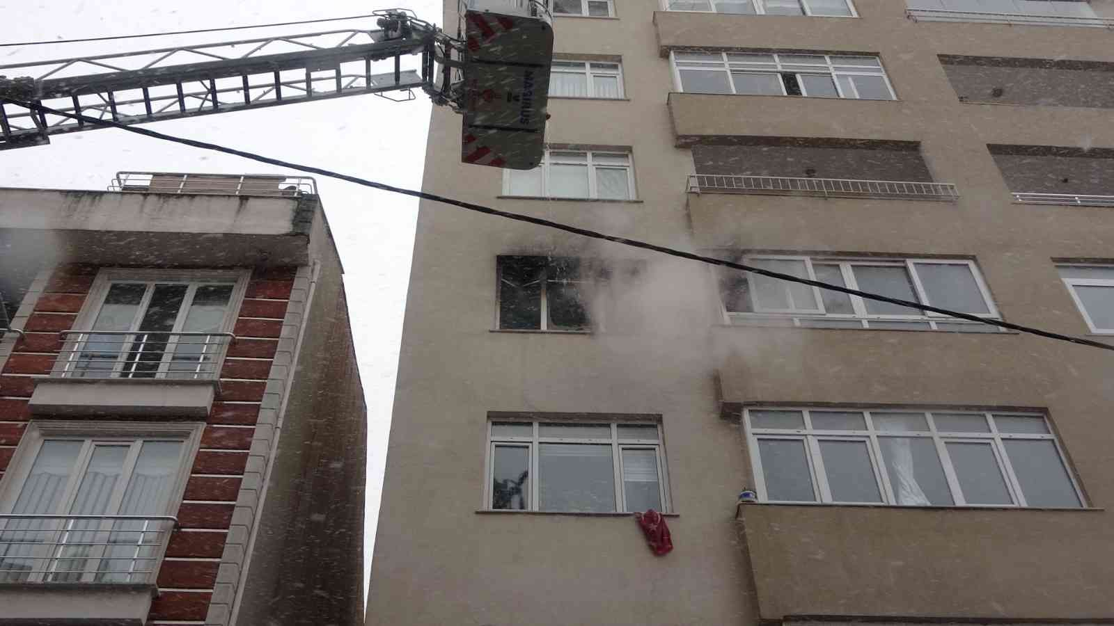 Maltepe’de yangın çıkan evde mahsur kalan 2 kişi kurtarıldı Maltepe’de 8 katlı binanın 4’üncü katındaki evde elektrik kontağından kaynaklanan yangın çıktı. Alevlerin yükseldiği yangında, dairede mahsur ...