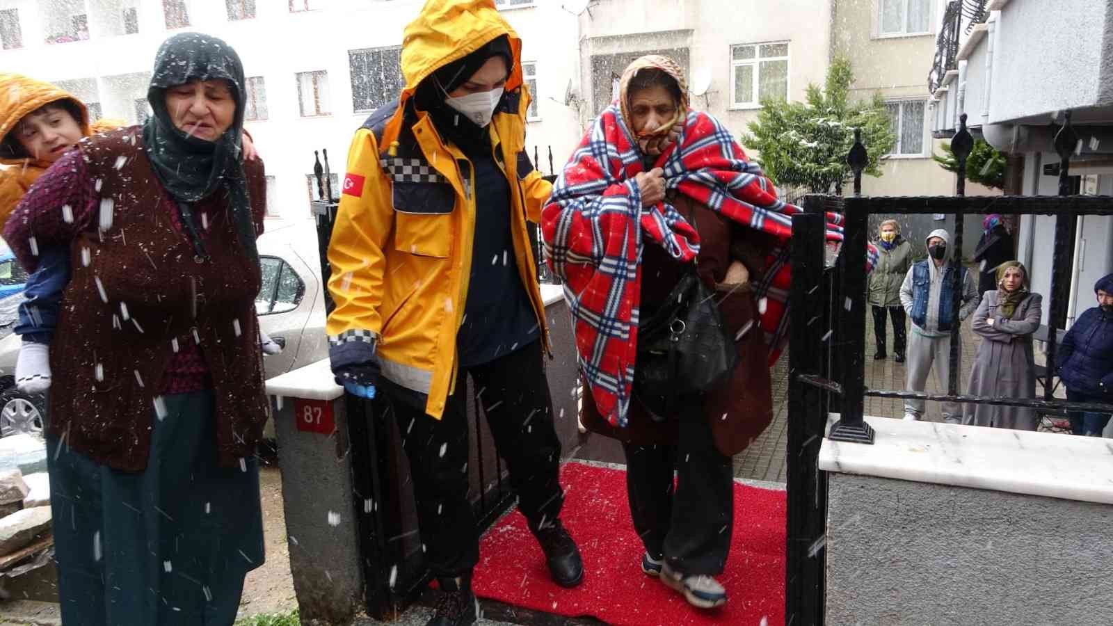 Maltepe’de yangın çıkan evde mahsur kalan 2 kişi kurtarıldı Maltepe’de 8 katlı binanın 4’üncü katındaki evde elektrik kontağından kaynaklanan yangın çıktı. Alevlerin yükseldiği yangında, dairede mahsur ...