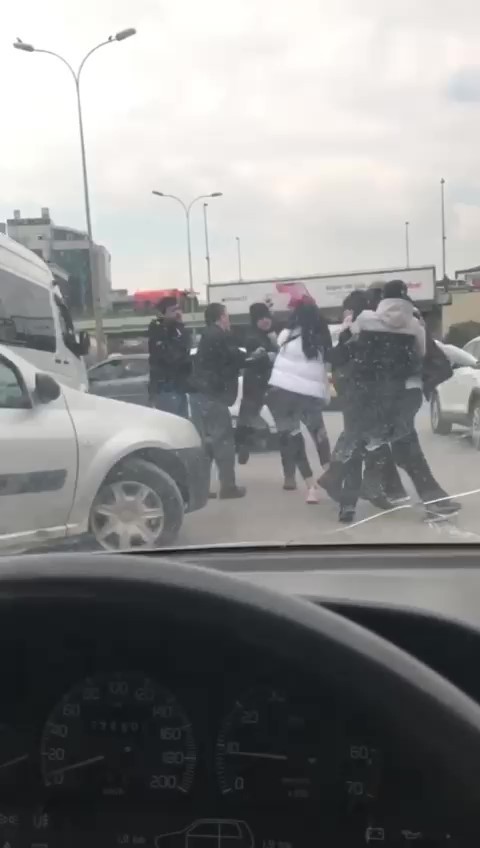 Maltepe’de yol verme kavgasında tekmeler yumruklar havada uçuştu Maltepe D-100 kara yolunda, yol verme meselesi yüzünden tartışan servis sürücüsü ile otomobil sürücüsü birbirine girdi. Kara yolunun ortasında ...