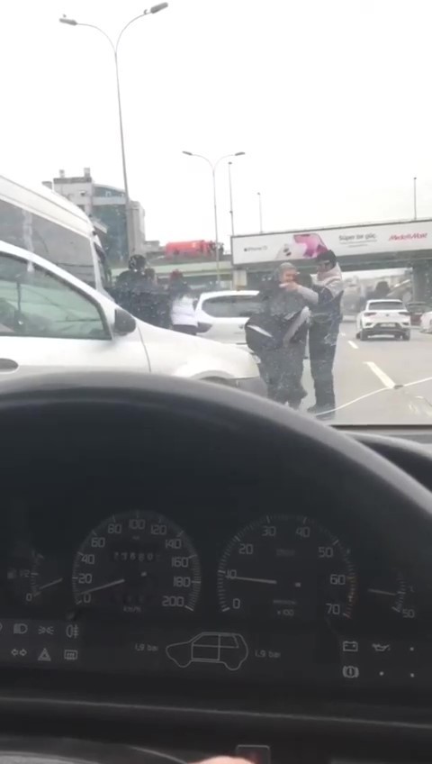 Maltepe’de yol verme kavgasında tekmeler yumruklar havada uçuştu Maltepe D-100 kara yolunda, yol verme meselesi yüzünden tartışan servis sürücüsü ile otomobil sürücüsü birbirine girdi. Kara yolunun ortasında ...