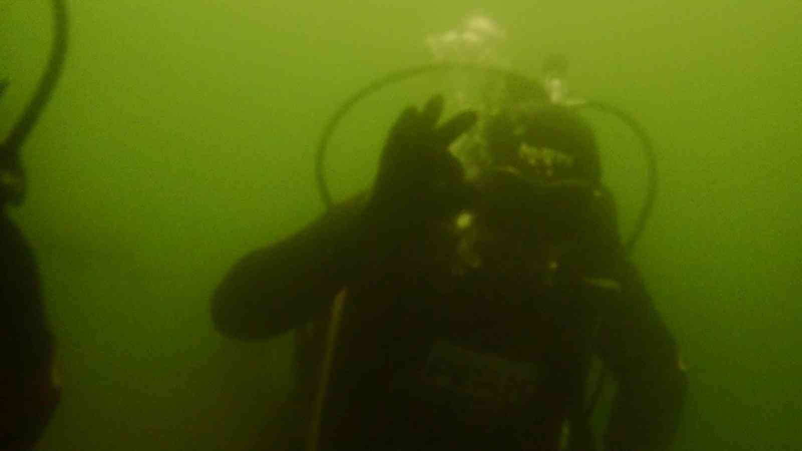 Marmara Denizi’nde eğitim için dalış gerçekleştiren Pendik Belediyesi arama kurtarma ekipleri (PEAK), sualtı kamerası ile denizin derinliklerini ...